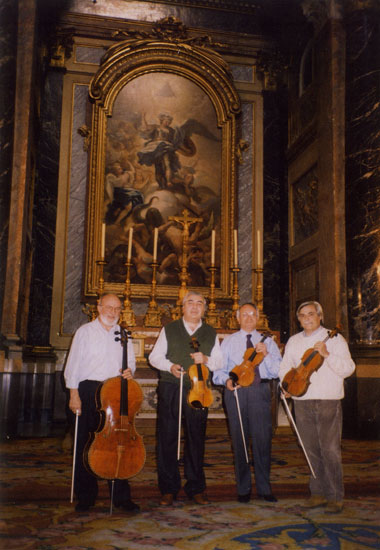 Cuarteto Cassadó (Víctor Martín, Domingo Tomás, Emilio Mateu y Pedro Corostola) durante la grabación, en la Capilla Real, del cd " Los Tesoros de palacio", con los Stradivarius de la colección.