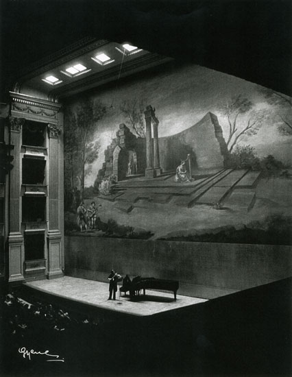 Emilio Mateu y Luciano González Sarmiento durante el primer rectial de viola en el Teatro Real de Madrid, dentro del IV Ciclo de Música de Cámara y Polifonía de la ONE el 1 de diciembre de 1981.